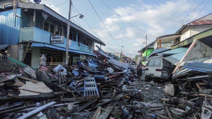 Cartierele din Palu, ca după razboi. Indonezienii sunt devastaţi de durere după tsunamiul devastator (IMAGINI DEZOLANTE)