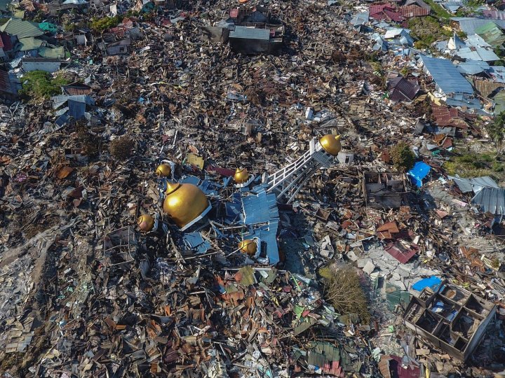 Cartierele din Palu, ca după razboi. Indonezienii sunt devastaţi de durere după tsunamiul devastator (IMAGINI DEZOLANTE)