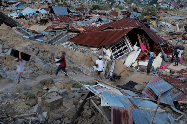 Cartierele din Palu, ca după razboi. Indonezienii sunt devastaţi de durere după tsunamiul devastator (IMAGINI DEZOLANTE)