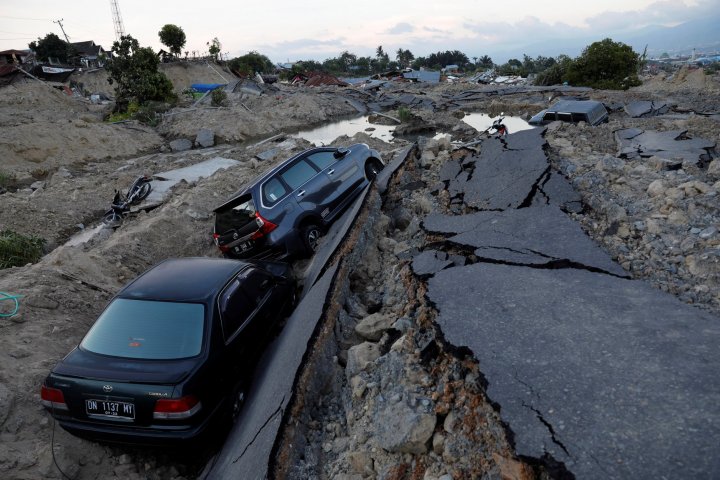 Cartierele din Palu, ca după razboi. Indonezienii sunt devastaţi de durere după tsunamiul devastator (IMAGINI DEZOLANTE)