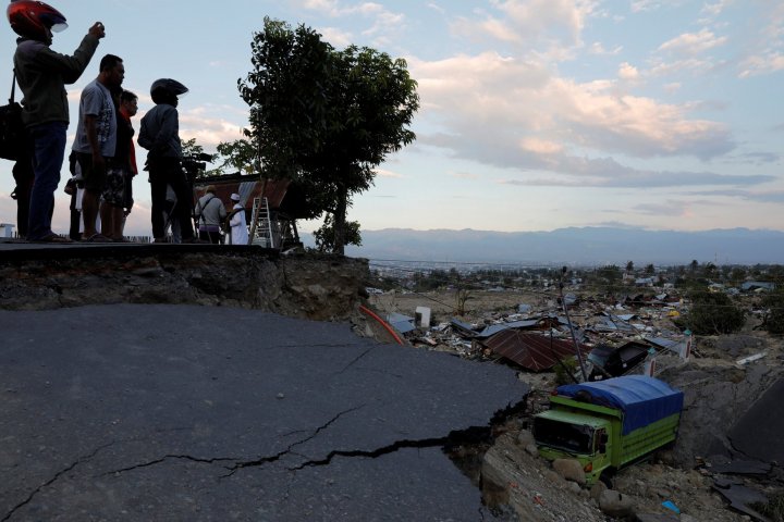 Cartierele din Palu, ca după razboi. Indonezienii sunt devastaţi de durere după tsunamiul devastator (IMAGINI DEZOLANTE)