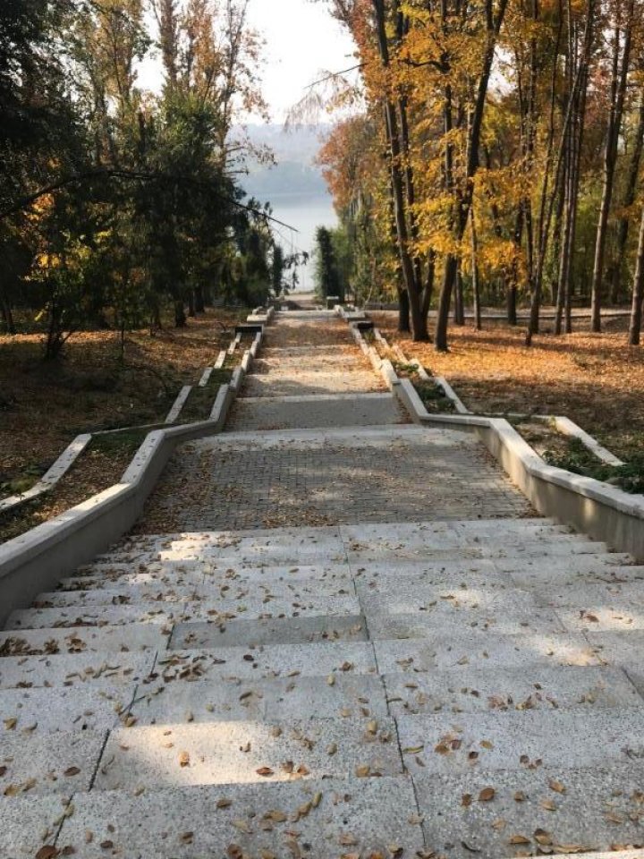 Primăria a găsit bani pentru finalizarea lucrărilor de reconstrucţie a Scării nr. 4 din parcul Valea Morilor