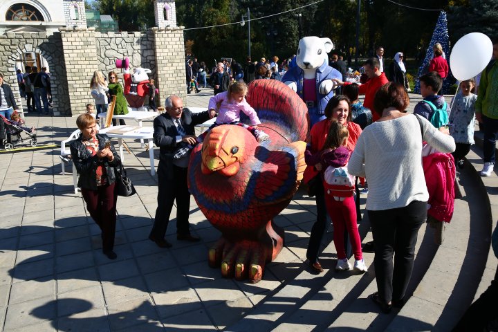 (FOTO) Brazi împodobiți, Moș Crăciun şi decoraţiuni de iarnă. Oamenii veniţi la Hramul Chişinăului, ULUIŢI