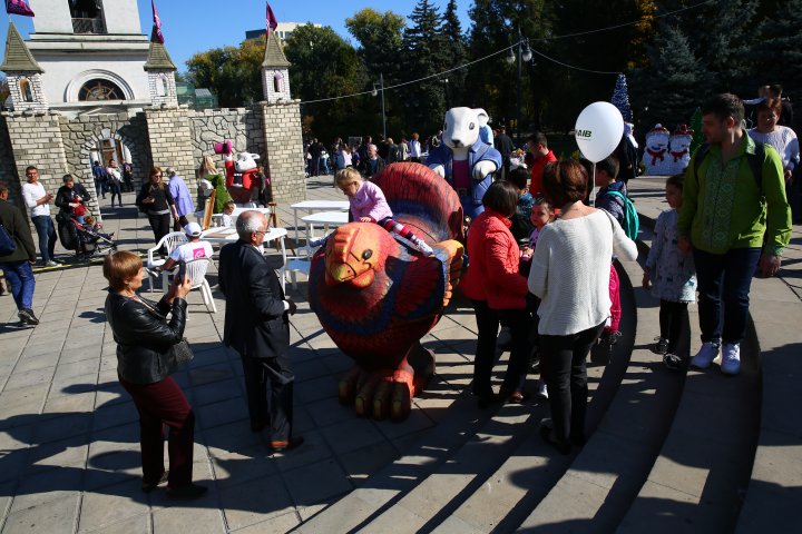 (FOTO) Brazi împodobiți, Moș Crăciun şi decoraţiuni de iarnă. Oamenii veniţi la Hramul Chişinăului, ULUIŢI