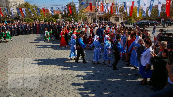 Vizita lui Erdogan în Găgăuzia: Oamenii au fost serviţi gratis cu bucate turceşti (FOTOREPORT)