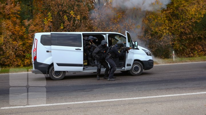 Membrii unității speciale Fulger împreună cu jurnaliştii au luptat pentru bereta neagră (FOTOREPORT)