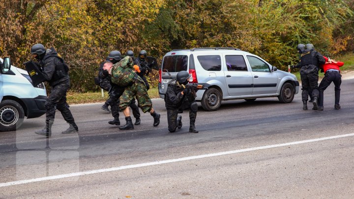 Membrii unității speciale Fulger împreună cu jurnaliştii au luptat pentru bereta neagră (FOTOREPORT)