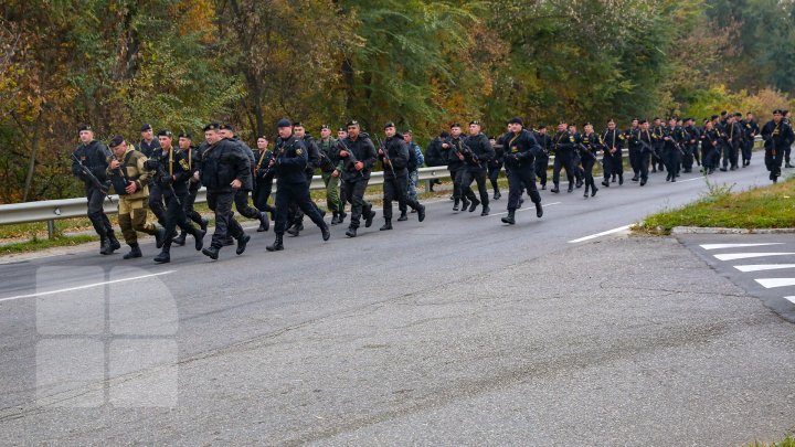 Membrii unității speciale Fulger împreună cu jurnaliştii au luptat pentru bereta neagră (FOTOREPORT)