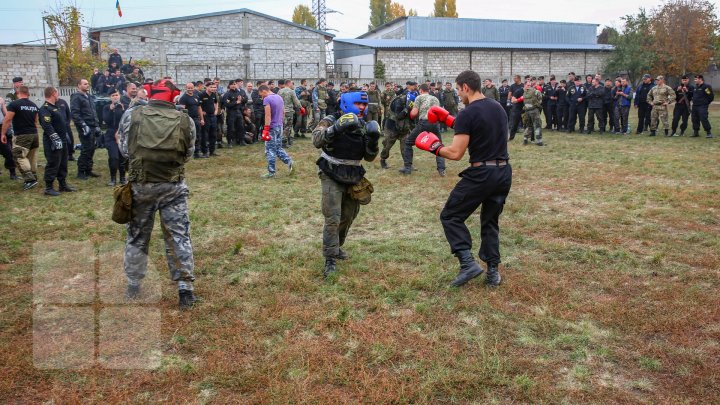 Membrii unității speciale Fulger împreună cu jurnaliştii au luptat pentru bereta neagră (FOTOREPORT)