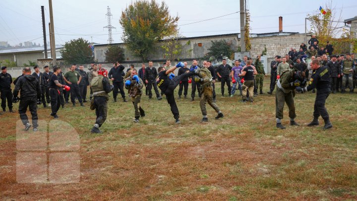 Membrii unității speciale Fulger împreună cu jurnaliştii au luptat pentru bereta neagră (FOTOREPORT)