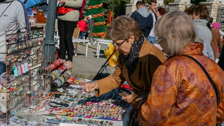 Chişinăul a îmbrăcat straie de sărbătoare. Muzică, dans şi bucate tradiționale de Ziua Oraşului (FOTOREPORT)