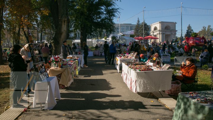 Chişinăul a îmbrăcat straie de sărbătoare. Muzică, dans şi bucate tradiționale de Ziua Oraşului (FOTOREPORT)