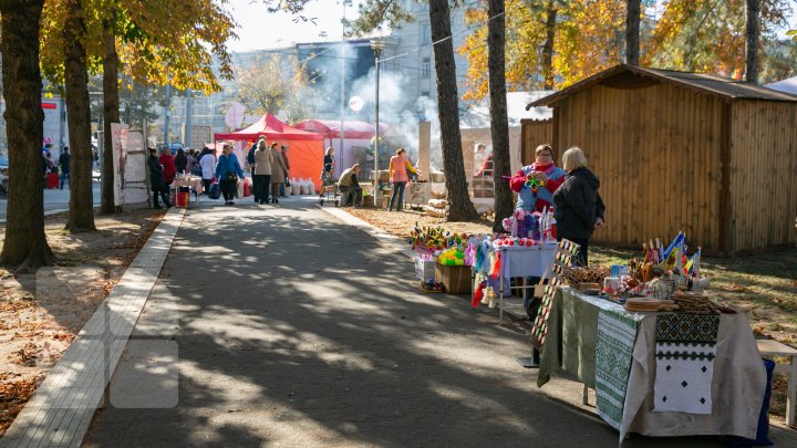 Chişinăul a îmbrăcat straie de sărbătoare. Muzică, dans şi bucate tradiționale de Ziua Oraşului (FOTOREPORT)