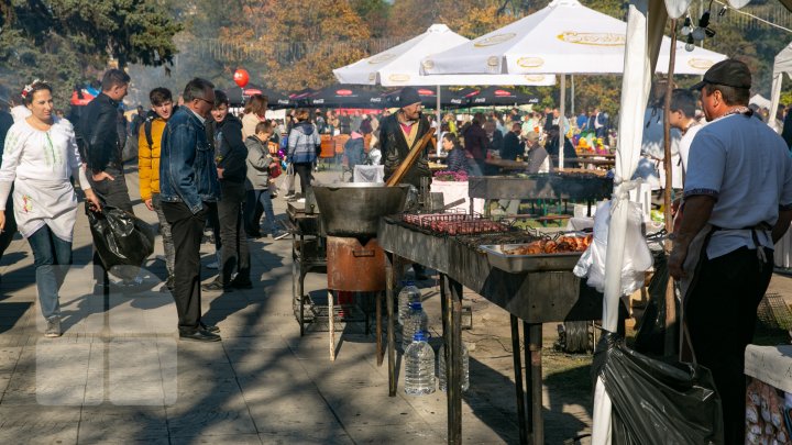 Chişinăul a îmbrăcat straie de sărbătoare. Muzică, dans şi bucate tradiționale de Ziua Oraşului (FOTOREPORT)