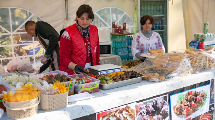 Chişinăul a îmbrăcat straie de sărbătoare. Muzică, dans şi bucate tradiționale de Ziua Oraşului (FOTOREPORT)