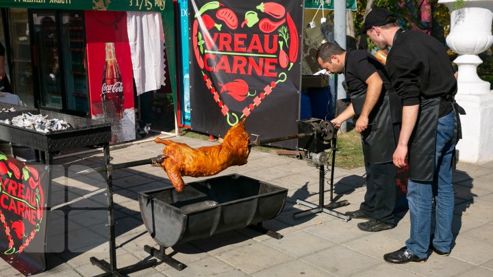 Chişinăul a îmbrăcat straie de sărbătoare. Muzică, dans şi bucate tradiționale de Ziua Oraşului (FOTOREPORT)