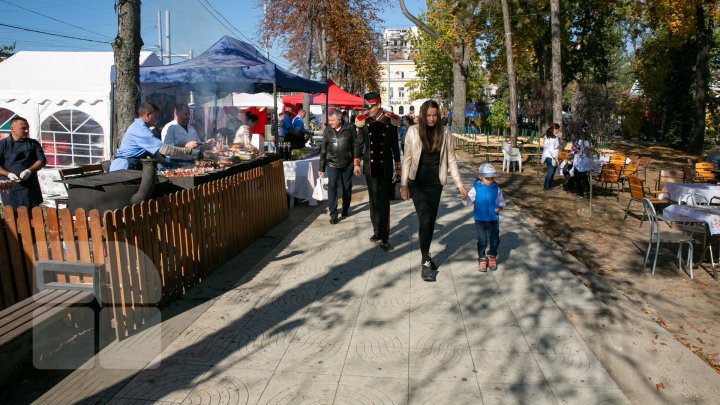 Chişinăul a îmbrăcat straie de sărbătoare. Muzică, dans şi bucate tradiționale de Ziua Oraşului (FOTOREPORT)