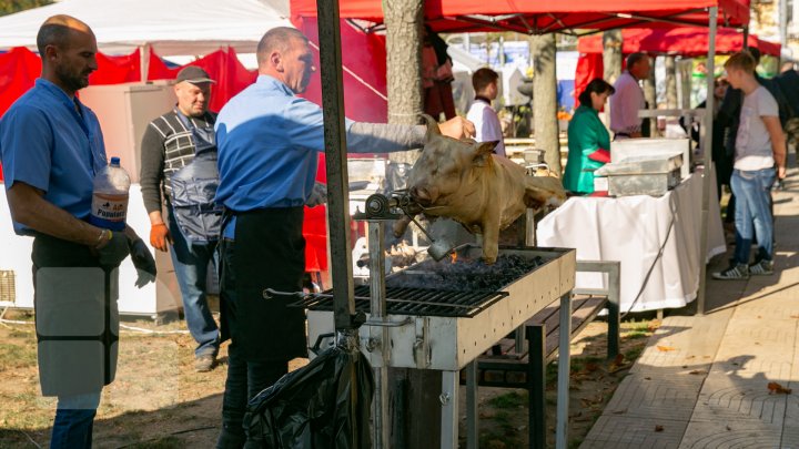 Chişinăul a îmbrăcat straie de sărbătoare. Muzică, dans şi bucate tradiționale de Ziua Oraşului (FOTOREPORT)