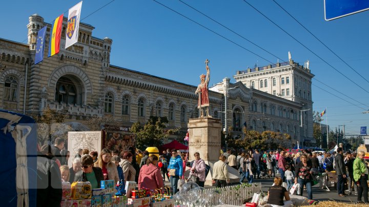 Chişinăul a îmbrăcat straie de sărbătoare. Muzică, dans şi bucate tradiționale de Ziua Oraşului (FOTOREPORT)