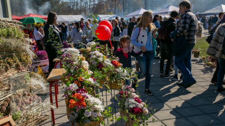 Chişinăul a îmbrăcat straie de sărbătoare. Muzică, dans şi bucate tradiționale de Ziua Oraşului (FOTOREPORT)