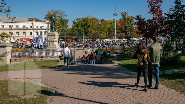 Chişinăul a îmbrăcat straie de sărbătoare. Muzică, dans şi bucate tradiționale de Ziua Oraşului (FOTOREPORT)