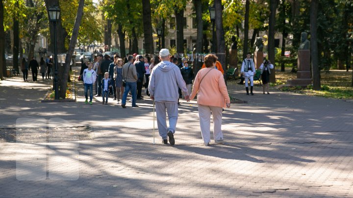 Chişinăul a îmbrăcat straie de sărbătoare. Muzică, dans şi bucate tradiționale de Ziua Oraşului (FOTOREPORT)