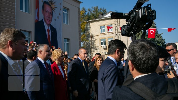 Vizita lui Erdogan în Găgăuzia: Oamenii au fost serviţi gratis cu bucate turceşti (FOTOREPORT)