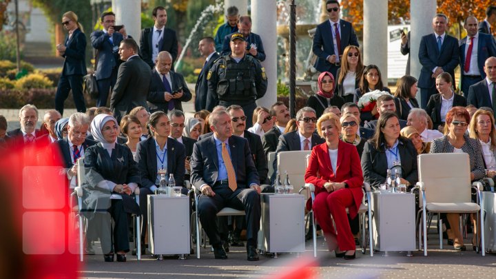 Vizita lui Erdogan în Găgăuzia: Oamenii au fost serviţi gratis cu bucate turceşti (FOTOREPORT)