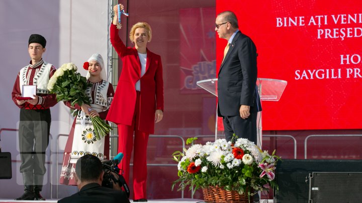 Vizita lui Erdogan în Găgăuzia: Oamenii au fost serviţi gratis cu bucate turceşti (FOTOREPORT)