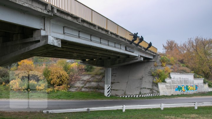 Membrii unității speciale Fulger împreună cu jurnaliştii au luptat pentru bereta neagră (FOTOREPORT)