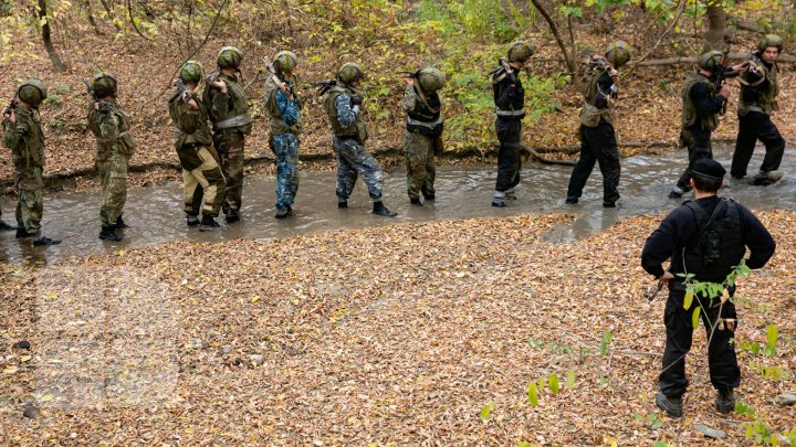 Membrii unității speciale Fulger împreună cu jurnaliştii au luptat pentru bereta neagră (FOTOREPORT)