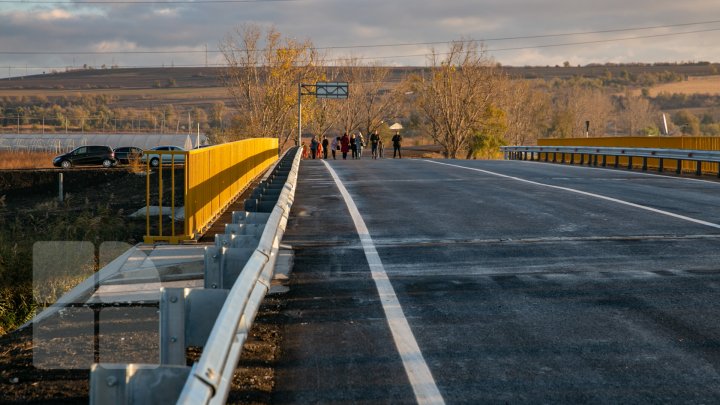 VESTE BUNĂ PENTRU ȘOFERI! Lucrările de construcţie a podului din Anenii Noi, care trece peste râul Bâc, finisate (FOTOREPORT)