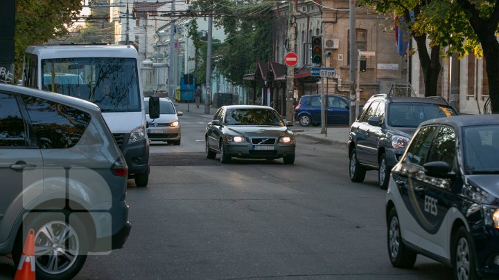 Circulă pe "INTERZIS"! Indicatoarele rutiere de pe str. Bucureşti nu au fost scoase. Explicaţia lui Butucel 	