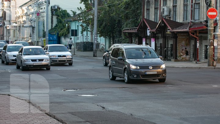 Circulă pe "INTERZIS"! Indicatoarele rutiere de pe str. Bucureşti nu au fost scoase. Explicaţia lui Butucel 	