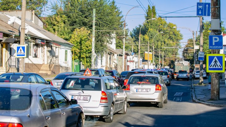 Circulă pe "INTERZIS"! Indicatoarele rutiere de pe str. Bucureşti nu au fost scoase. Explicaţia lui Butucel 	