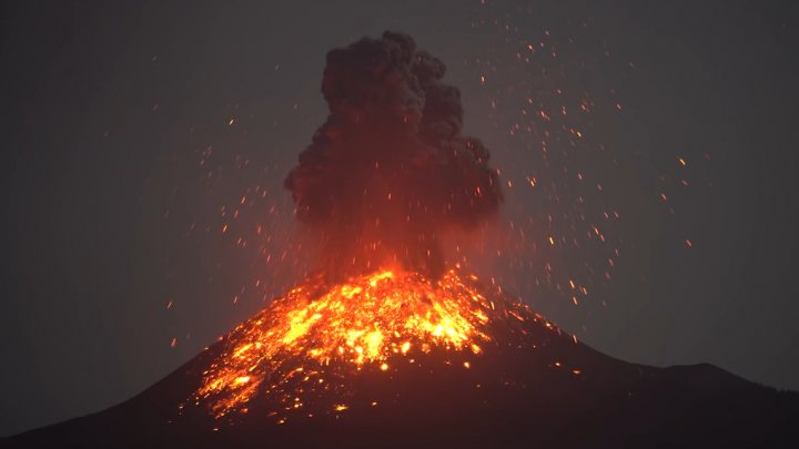 IMPRESIONANT. Vulcanul Krakatau și-a creat propriul fulger în timpul erupției (VIDEO)