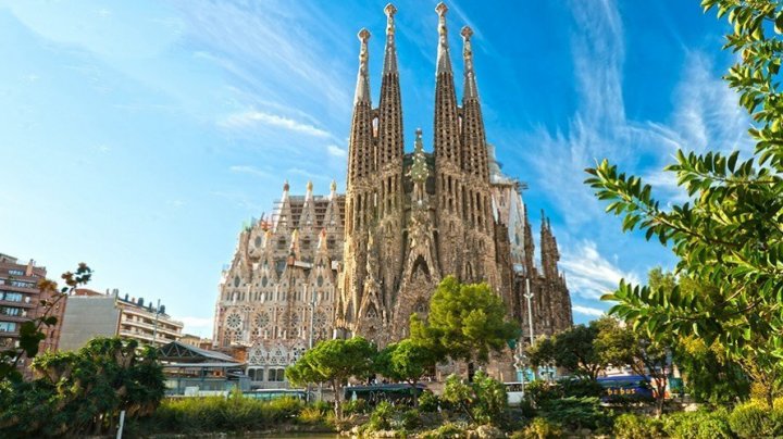 Intrarea la catedrala Sagrada Familia din Barcelona, blocată de protestatari