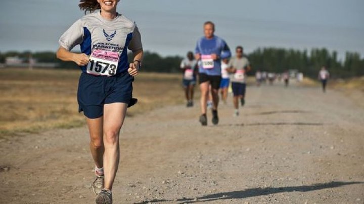 Femeie atacată de un cerb, în timp ce participa la un semimaraton