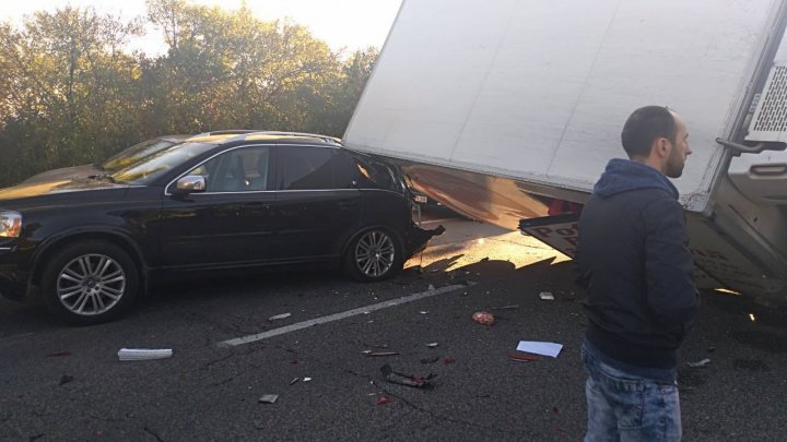 ACCIDENT GRAV pe bulevardul Dacia din Capitală. Un camion S-A RĂSTURNAT şi A LOVIT VIOLENT un automobil (FOTO)