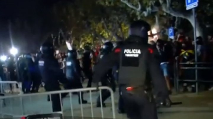 Confruntări violente în Barcelona: Mai mulţi oameni au fost răniţi