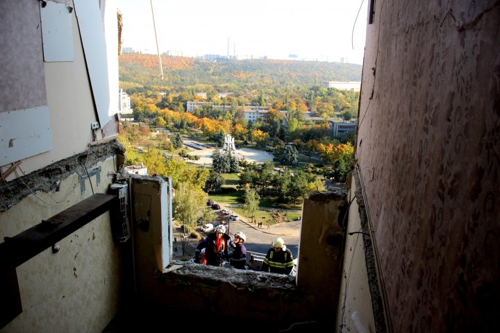 Explozia din sectorul Râşcani. Salvatorii au finalizat lucrările de demontare a plăcilor din beton instabile (FOTO)