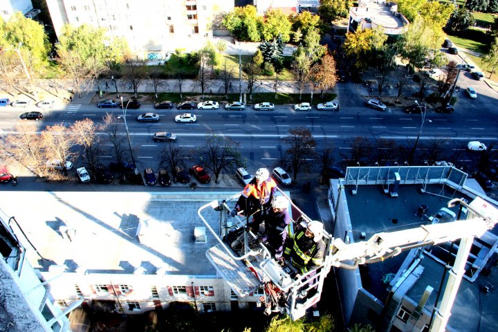 Explozia din sectorul Râşcani. Salvatorii au finalizat lucrările de demontare a plăcilor din beton instabile (FOTO)