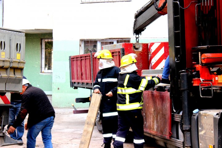 Explozia din sectorul Râşcani. Salvatorii au finalizat lucrările de demontare a plăcilor din beton instabile (FOTO)