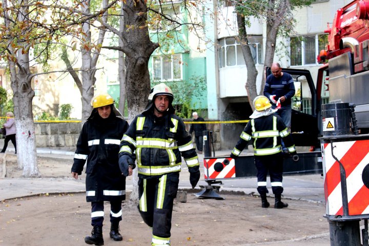 Explozia din sectorul Râşcani. Salvatorii au finalizat lucrările de demontare a plăcilor din beton instabile (FOTO)