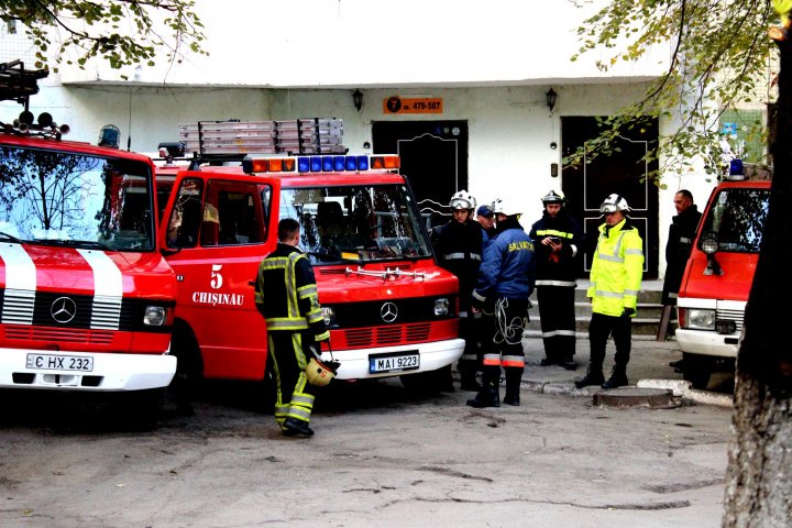 Explozia din sectorul Râşcani. Salvatorii au finalizat lucrările de demontare a plăcilor din beton instabile (FOTO)