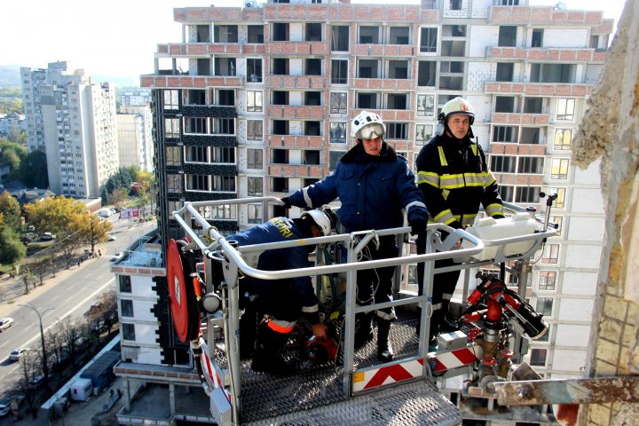 Explozia din sectorul Râşcani. Salvatorii au finalizat lucrările de demontare a plăcilor din beton instabile (FOTO)