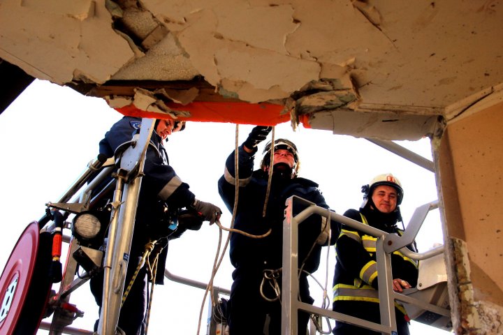 Explozia din sectorul Râşcani. Salvatorii au finalizat lucrările de demontare a plăcilor din beton instabile (FOTO)