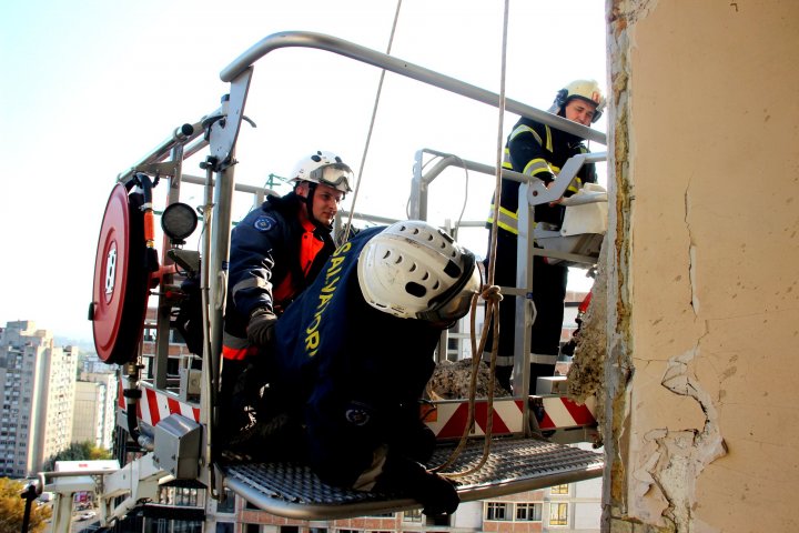 Explozia din sectorul Râşcani. Salvatorii au finalizat lucrările de demontare a plăcilor din beton instabile (FOTO)