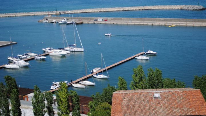 Misiune de salvare în Portul Constanţa a unui iaht cu trei oameni la bord, aflat în derivă