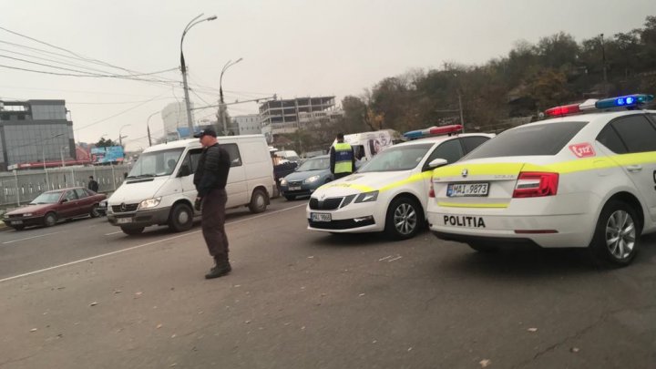 VERIFICĂRI MINUŢIOASE. Poliţia şi ANTA, cu ochii pe taximetriştii din Capitală. Mai mulţi şoferi, AMENDAŢI (VIDEO/FOTO)